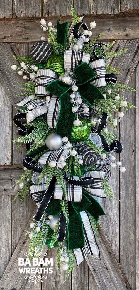 Christmas Swag For Front Door, Evergreen Swags For Christmas Diy, Door Swag Diy How To Make, Diy Swag Wreath, Christmas Swags Ideas, Babam Wreaths, Black Christmas Decor, Door Swag Christmas, Dark Green Christmas