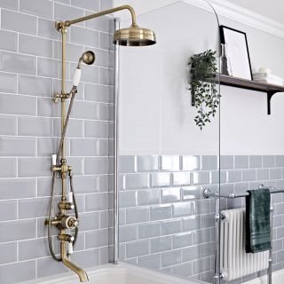 Small Ensuite Bathroom Ideas, Small Ensuite Bathroom, Lodge Bathroom, Ensuite Bathroom Ideas, Rich Bathroom, Small Ensuite, Amsterdam Apartment, Bathroom 2024, Brass Shower Head