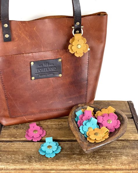 Spring things! 🌼🌸🌺 Rope Handles For Bags, Leather Flower Keychain, Leather Purse Charms Diy, Saddle Charms, Leather Keychain Diy, Leather Charms, Leather Wristlet Keychain, Purse Charms Diy, Spring Things