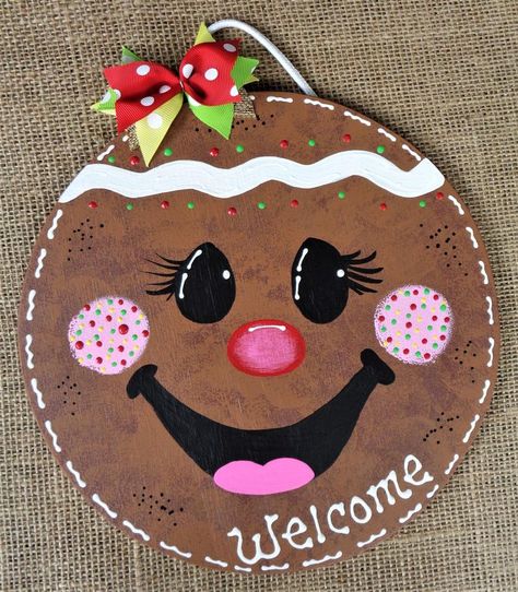 Country Wood Crafts, Christmas Plaques, Gingerbread People, Art Door, Circle Crafts, Pizza Pans, Gingerbread Crafts, Gingerbread Christmas Decor, Christmas Holiday Decor