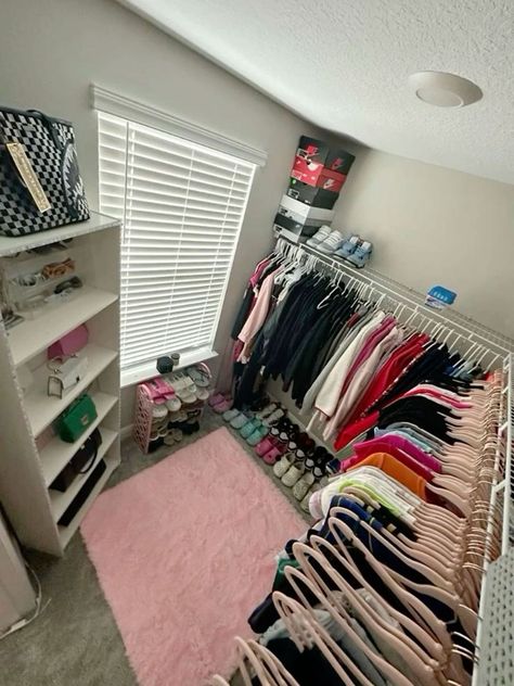 Organization Ideas Bedroom Closet, Closet Set Up Ideas Small Spaces, Cute Walk In Closet Ideas, Girly Closet Ideas, Cute Closet Aesthetic, Room Ideas Aesthetic Wardrobe, Full Closet Aesthetic, Closet Ideas Walk In, New Room Ideas Bedrooms