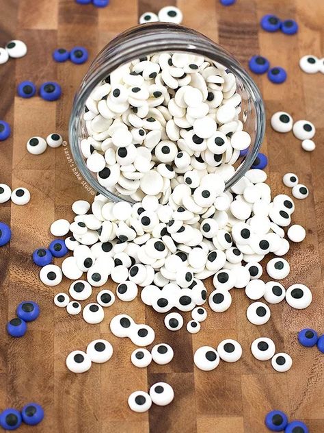 How to Make Royal Icing Eyes – a nifty video tutorial showing you how to make your very own Royal Icing Eyes! Royal Icing Eyeballs, Edible Eyes How To Make, Culinary Aesthetic, Edible Eyeballs, Halloween Carving, Royal Frosting, Edible Eyes, Wilton Tips, Candy Eyes