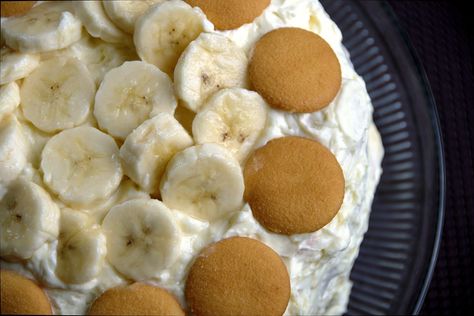 Easy Recipe for 'Dolly Parton's Banana Puddin' Cake' Has People Impressed - Delishably News Dolly Parton Recipes, Banana Cake Mix, Cooking Bananas, Banana Pudding Poke Cake, Banana Pudding Desserts, Banana Cream Pudding, Boxed Cake Mixes Recipes, Banana Pudding Cake, Celebrity Recipes