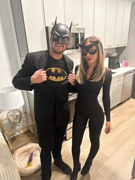 Cheap Easy Halloween Costumes, Ropa Color Neon, Catwoman And Batman, Catwoman Halloween Costume, Superhero Halloween Costumes, Batman Halloween, Cute Couples Costumes, Classy Halloween Costumes, Couples Halloween Costume