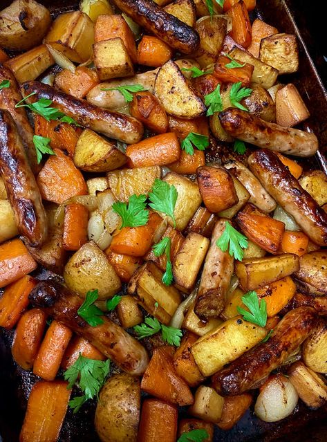 Sausage Traybake - Pinch Of Nom Sausage Traybake, Vegetarian Sausages, Pinch Of Nom, Tray Bake Recipes, Dairy Free Diet, Healthy Body Weight, Food Help, Full Meal Recipes, Sausages