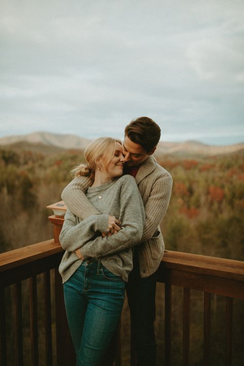 Cute Couple Cabin Pictures, Porch Couples Photoshoot, Cold Fall Couple Pictures, Bench Couple Pictures, Casual Outdoor Couple Photoshoot, Bench Photoshoot Poses, Porch Engagement Photos, Deck Photoshoot Ideas, Balcony Photoshoot Ideas Couple