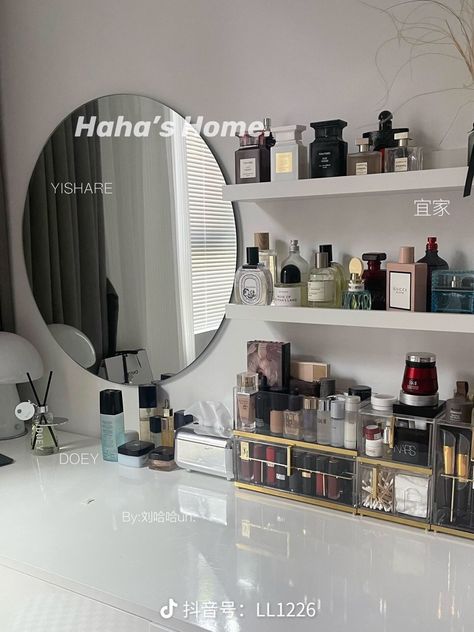 Room Inspiration Bedroom Simple, Makeup Rack, Vanity Setup, Vanity Set Up, Penyimpanan Makeup, Rangement Makeup, Dressing Room Decor, Beauty Room Decor, Dekorasi Kamar Tidur