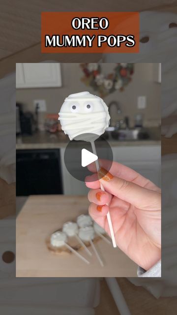 Rosa Enid on Instagram: "Oreo Mummy Pops 👻🎃  If you love @oreo cookies, you’re going to love these Mummy pops! These are super fun and easy to make.  All you need is Oreos, white chocolate and decorative eye balls.   Steps to make:  Melt your white chocolate.  Add a cake pop stick to your Oreos and dip them into the hot chocolate.  Let the first layer dry and then dip them in the hot chocolate again. The second time you dip, you can add the eyes. Let it dry, and then add the white chocolate in a zig zag motion so it looks like a mummy. Once that dries you can enjoy!   The best part is the orange color that pops out when you take a bite because these are the spooky Oreos!   #halloweenideas #halloweentreats #halloweendesserts #chocolate #oreocookies #halloweenpartyideas" Spooky Oreos, Halloween Dipped Oreos, Halloween Chocolate Covered Oreos, Halloween Dip, Oreo Cake Pops, Oreo Cookie Pops, White Chocolate Oreos, Halloween Oreos, Eye Balls