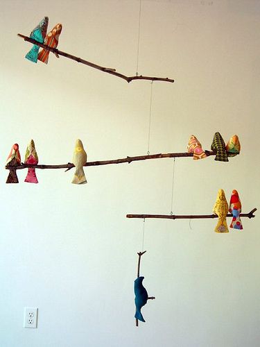 Or there's this bird mobile for the tree-themed room. Hmmmm.... Diy Baby Mobile Tutorial, Diy Baby Mobile, Bird Mobile, Diy Bebe, Colorful Fabric, Handmade Baby Gifts, Diy Birds, Diy Mobile, Baby Crib Mobile