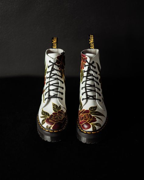 Another pair of DIY-Docs complete! I’ve had these white Jadons for ages but wasn’t sure what to do with them. I’m really in my creative element right now so I kind of just doodled some flowers and rolled with it. The colours are gorgeous and the I love the pop of the gold against the dark of the leaves and roses 🥀 I’m off to source more Docs canvases! Would you like a pair..? White Jadon, Jadon Dr Martens, Regal Aesthetic, White Doc Martens, Gold Roses, Dr Martens Black, Gothic Wedding, Doc Martens, The Gold