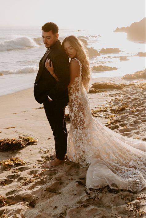 Hawaii Beach Wedding Photos, Beach Wedding Photo Ideas Sunsets, First Look Beach Wedding Photos, Beach Wedding Photography Bridal Party, Bridal Beach Photoshoot, Beach Wedding Photography Ideas, Bride Beach Photoshoot, Wedding Poses For Bride And Groom Beach, Bride And Groom Pictures Beach