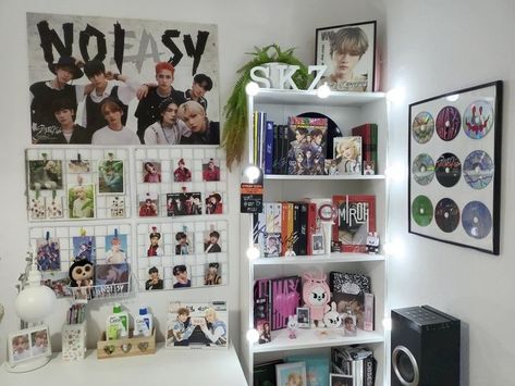 Photo Card Display Kpop, K Pop Decorations Room, Skz Album Shelf, Skz Wall Decor Ideas, K Pop Themed Room, K Pop Shelf Aesthetic, Skz Bedroom Ideas, Kpop Display Ideas, Kpop Decor Ideas