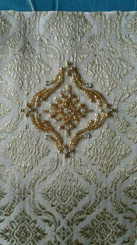 White And Gold Embroidery, Embroidery Patterns Indian, Brocade Embroidery, Mirror Work Embroidery, Bordados Tambour, Embroidery Embellishments, Brocade Pattern, Zardosi Embroidery, Tambour Beading