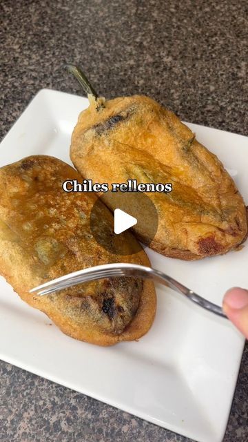 Chilli Rellanos Recipe, Jose Tejas Recipes, Chile Relleno Videos, Chill Relleno Recipe, Christmas Food Mexican, Chile Rellenos Recipe, How To Make Chile Rellenos, Easy Mexican Dinner Ideas, Chilles Rellenos Recipe