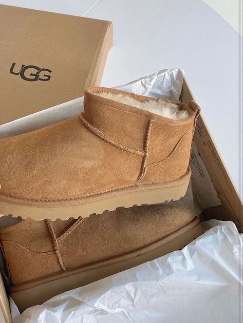 Skor Sneakers Nike, Buty Ugg, Cute Uggs, Boty Nike, Skor Sneakers, Dr Shoes, Trendy Shoes Sneakers, Pretty Shoes Sneakers, Preppy Shoes