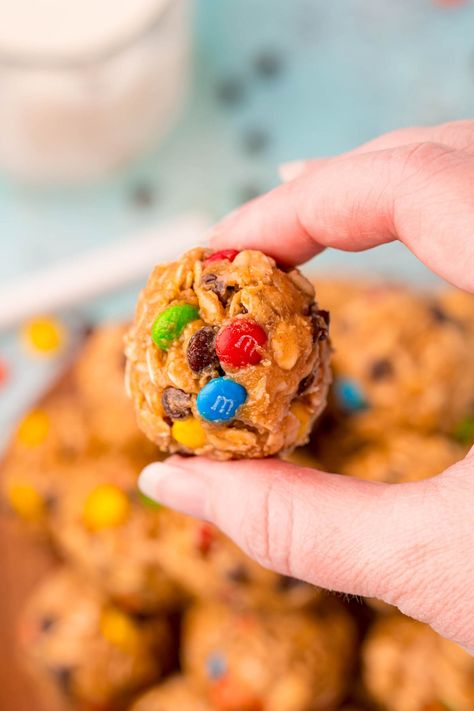 Easy no-bake monster protein balls are a healthy snack that's a great post-workout treat or snack when you need a boost of energy! Monster Protein Balls, Monster Cookie Balls, Cookie Balls, Monster Cookie, Cookie Ball, Protein Balls, Quick Snack, Protein Ball, Quick Snacks