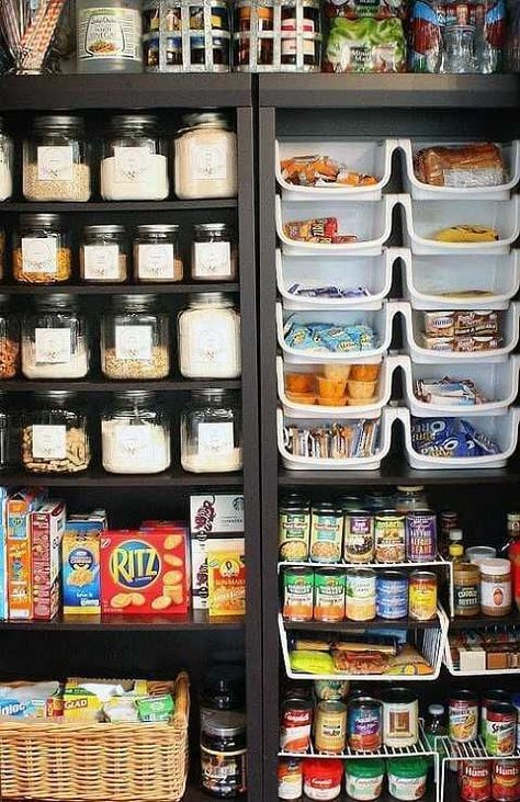 Konmari Organizing, Best Kitchen Organization, Desain Pantry, Pantry Organization Ideas, Decorating Bookshelves, Organized Pantry, Small Kitchen Storage, Bookshelf Organization, Small Kitchen Organization