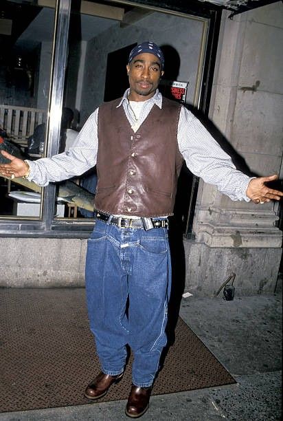 Tupac Fashion, Tupac Outfits, 2000s Hip Hop Fashion, Tupac Photos, 2pac Videos, Men 90s, Masc Fashion, Hip Hop Classics, 2 Pac