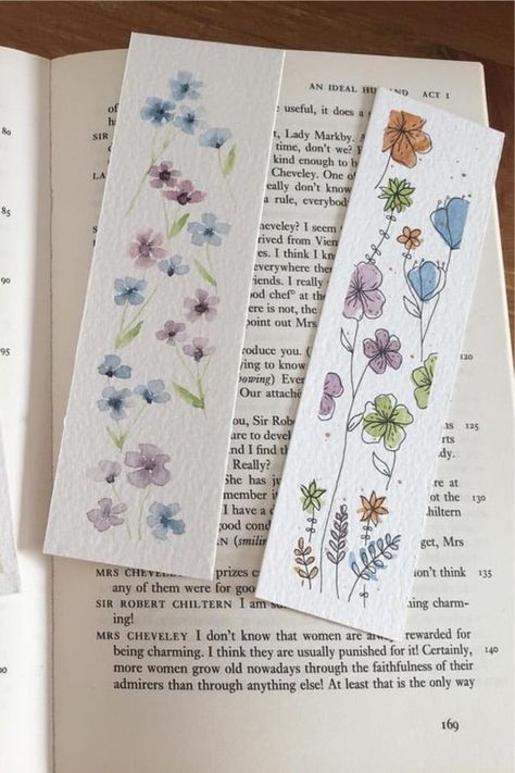 Diy Book Mark Aesthetic, How To Make Cute Bookmarks Diy, Bookish Diy Ideas, Drawing Ideas For Bookmarks, Pretty Bookmarks Diy, Cardstock Bookmarks Diy, Cute Handmade Bookmarks, Bookmark Diy Aesthetic, Self Made Bookmarks