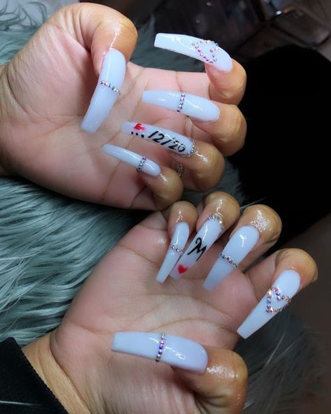 Anniversary Nails Acrylic Long, Acrylic Nail Designs With The Letter J, Acrylic Nails With Names On Them, Name Acrylic Nails, Cute Nail Ideas With Initials, Cute Acrylic Nails With Bf Initials, Long Acrylic Nails With Initials, Nails With M Initials Acrylic, Nails Acrylic With Initial