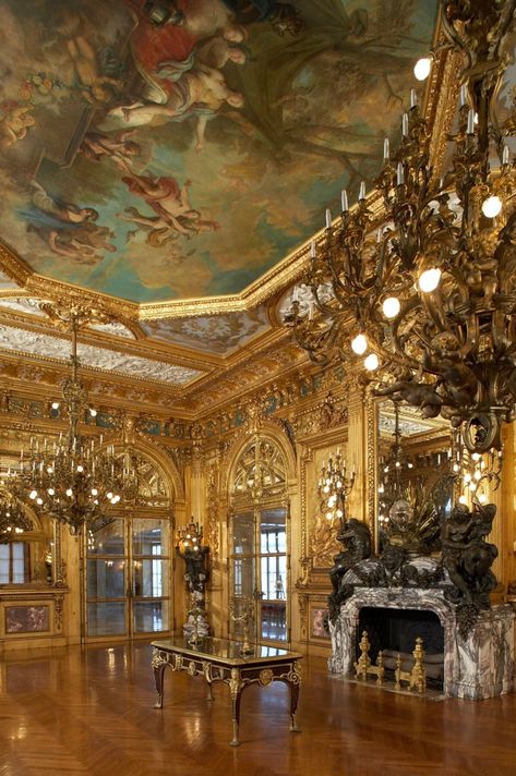 I've toured 8 historic Gilded Age mansions. Here are the most extravagant displays of wealth I've seen. Gilded Age Furniture, Gilded Age Architecture, Victorian Era Aesthetic, Gilded Age Mansions, Vintage Mansion, Newport Mansions, Mansion Aesthetic, Vanderbilt Mansions, New York Central Railroad