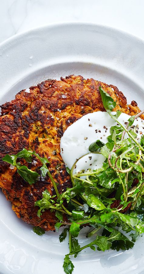 The chickpea flour in these salted carrot pancakes make them naturally gluten-free. Vegetarian Fritters, Carrot Pancakes, Root Vegetables Recipes, Kid Meals, Pancakes Vegan, Yogurt Recipe, Mapo Tofu, Veg Food, Savory Pancakes