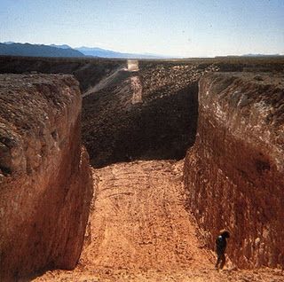 Construction of the SW cut from the NE Cut, December 1969 Michael Heizer, Site Specific Art, Double Negative, Nature Sculpture, Ephemeral Art, Landmarks Art, James Turrell, Landform, Space Light