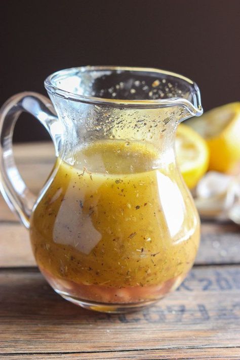 Greek Vinaigrette :: You Never Have To Buy Salad Dressing Again thanks to these easy dressing recipes! Greek Lemon Dressing, Easy Dressing Recipe, Greek Menu, Nye Dinner, Greek Vinaigrette, Greek Salad Dressing, Resep Salad, Salad Dressing Recipes Homemade, Condiment Recipes