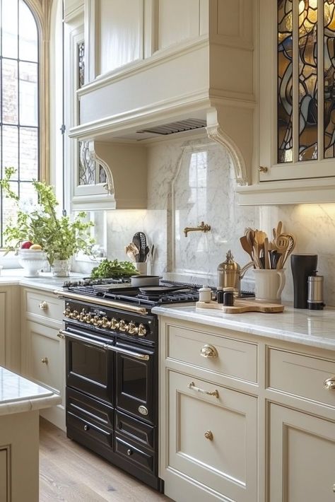 29 Antique Kitchen Decor Ideas for a Nostalgic Feel 6 Light Kitchen Colors Schemes, Period Kitchen Ideas, Modern Edwardian Kitchen, Gilded Age Kitchen, Edwardian Kitchen Ideas, Traditional Southern Kitchen, Georgian Kitchens, Victorian Kitchen Aesthetic, Modern Victorian Kitchen