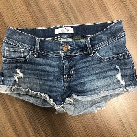 Hollister Jean Shorts Like New Condition, Never Worn! Outstanding Condition Sexy Shorts For The Summer And Heat Wave! Bin 1ab Hollister Outfits Aesthetic, Jean Shorts Aesthetic, Holister Shorts, Downtown Pants, Victorious Outfits, Hollister Clothes, 2000s Jeans, Low Rise Jean Shorts, Hot Pants Shorts