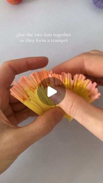 Tela, Paper Daffodils Diy How To Make, Crepe Paper Sunflowers, Paper Daffodil, Crepe Paper Flowers Tutorial, Paper Flower Wall Art, Crepe Paper Crafts, Crepe Paper Flowers Diy, Crepe Paper Flower