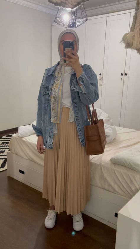 Sue on Instagram: “casual outfit for a Ramadan day 🌙💙 #30daychallenge #ramadanchallenge #modestoutfitideas —— Denim: @sheinofficial Skirt: @polkadolka_store…” Summer Skirt Hijab Outfits, Style Skirt Outfit Hijab, Muslimah Dress Casual, Denim Style Hijab, Skirt Hijabi Outfits, Hi Tea Outfit Ideas, Hijabi Skirt Outfits Summer, Casual Skirt Outfits Modest, Denim Skirt Outfit Hijab