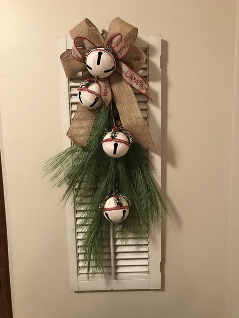 Diy Shutter Decor Wall Art, Wooden Shutter Craft Ideas, Christmas Shutter Decorations, Small Shutter Projects, Shutter Diy Projects, Christmas Shutters Ideas, Repurpose Old Shutters, Shutter Crafts Ideas Christmas, Shutters Crafts Ideas