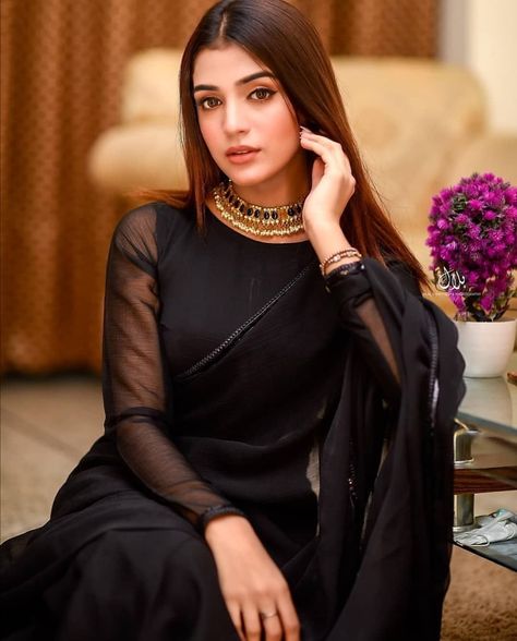 Saree Dp, Laiba Khan, Traditional Girl, Couple Dps, Girl Dps, Pakistani Actors, Girl Crush Fashion, Desi Style, Stylish Boys