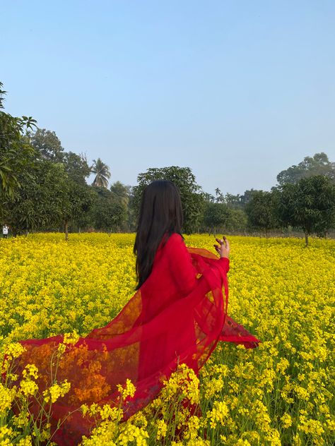 #DDLJ #Desi #anarkali #kajol Mustard Garden, Red Anarkali, Indian Illustration, Afghan Wedding, Girl Red Dress, Best Poses For Pictures, Insta Profile Pic, Pic Pose, Indian Aesthetic