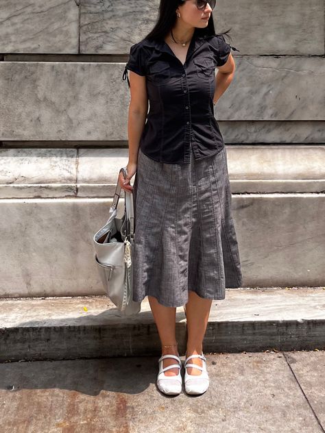 coquette Jane Birkin bag midi skirt summer fashion outfit Grey Pleated Midi Skirt Outfit, Midi Grey Skirt Outfit, Secretary Core Outfit, How To Style Grey Skirt, Gray Midi Skirt Outfit, Gray Pleated Midi Skirt, Grey Skirt Outfit Summer, Long Gray Skirt Outfit, Grey Midi Skirt Outfit