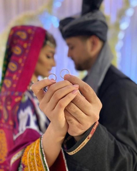 Mosque Wedding, Engagement Party Photo Ideas, Bride Groom Photoshoot, Islam Marriage, Groom Photoshoot, Afghan Wedding, Bridal Photography Poses, Afghan Girl, Henna Night