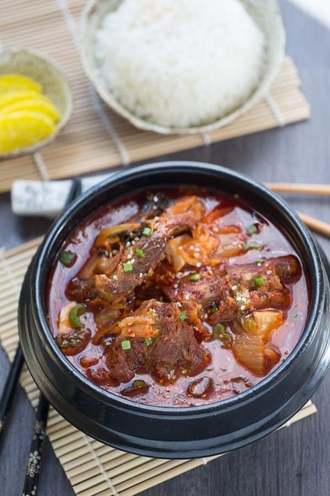 Neck Bone Soup Recipe, Korean Soup Recipes, Pork Soup Recipes, Pork Bone Soup, Easy Korean Recipes, Korean Pork, Korean Soup, South Korean Food, Bone Soup