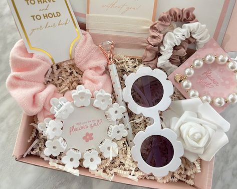 Multiple Flower Girls Ideas, Flower Girl Box Proposal, Flower Girl Proposal Box Cute Ideas, Flower Girl Gift Ideas, Flower Girl Proposal Ideas, Bridesmaid Proposal Diy, Box Regalo, Groomsman Proposal, Bridesmaid Groomsmen Gifts