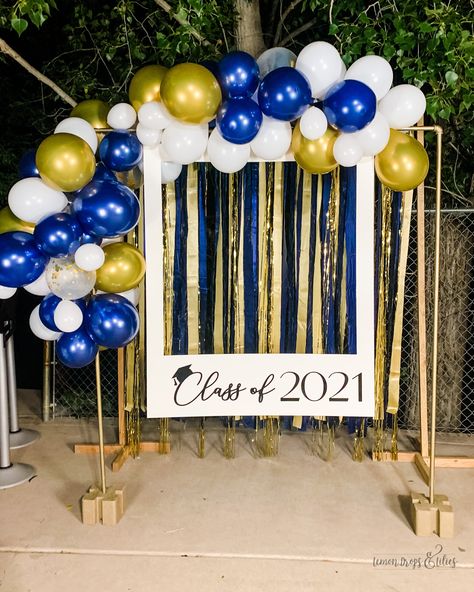 Party Themes For Graduation, Farewell Party Ideas School Decoration, Reunion Party Decorations, School Leavers Party Ideas, Grad Invitations Ideas, Graduation Ceremony Decorations Stage, 5th Grade Celebration Ideas, Boy Grad Party Ideas, Boys Grad Party Ideas