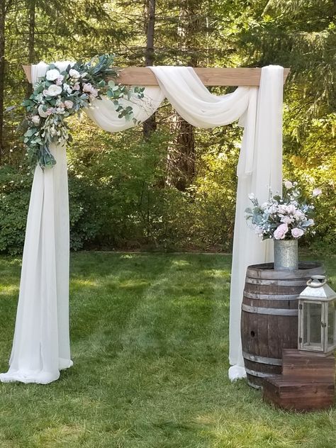 Wedding Arch Designs Outdoor Ceremony, Arbor Swag Wedding, Outdoor Simple Wedding Decor, Outdoor Wedding Arch Ideas Simple, Archway Wedding Decor, Simple Nature Wedding Decor, Boho Wedding Arbor Flowers, Simple Wedding Arches Outdoors, Wedding Archway Decorations