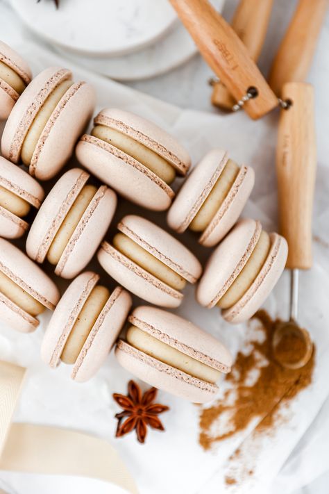 Gingerbread Macarons - Everything Marina Christmas Macaron Flavors, Gingerbread Ganache, Macaroon Flavors, Thanksgiving Macarons, Gingerbread Macarons, Macarons Flavors, Macaroons Flavors, Macarons Recipe Easy, Macaron Recipes