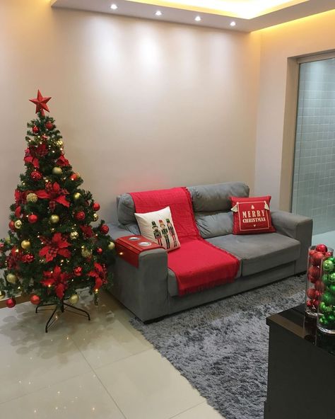 Clique e confira 130 decorações de natal lindas e estilosas para você fazer na sua casa!  #natal #decoracao #christmas Dark Grey Couch Christmas Decor, Diy Christmas Decorations For Home, Christmas Scented Candles, Red Christmas Decor, Plaid Christmas Decor, Casa Country, Christmas Tree Decorations Diy, Gold Christmas Decorations, Casa Vintage