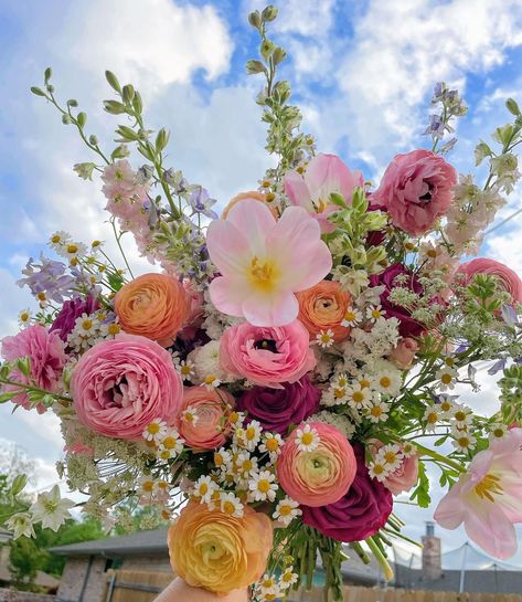 Just some blooms 😚💗🌸🌿 #flowers #flores #bouquet #cottagecore #fairycore #floraldesign #floristry | Instagram Clumsy Aesthetic, Bouquet Cottagecore, Coastal Background, April Wallpaper Aesthetic, Macbook Wallpaper High Quality, Screen Wallpaper Aesthetic, Lock Screen Wallpaper Aesthetic, Wallpaper April, Prom Flowers Bouquet