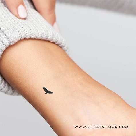 Minimalist eagle temporary tattoo, get it here ► Minimal Tatoo, Tattoo Design Minimalist, Bird Of Prey Tattoo, Tattoos Birds, Eagle Tattoo Design, Eagle Wing Tattoos, Berg Tattoo, Small Eagle Tattoo, Mexico Tattoo