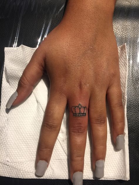 Crown Tattoos For Women On Finger, Finger Crown Tattoo, Girlish Tattoo, Crown Tattoo On Hand, Crown Hand Tattoo, Crown Finger Tattoo, Crown Tattoos For Women, Tats Ideas, Tattoo Finger