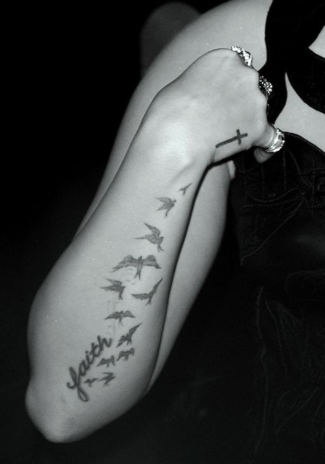 Demi Lovato Demi Lovato Bird Tattoo, Demi Lovato Hand Tattoo, Demi Tattoo, Demi Lovato Tattoo, Demi Lovato Tattoos, Stay Strong Tattoo, Ghost Music, Tattoo Aesthetics, Funny Wigs