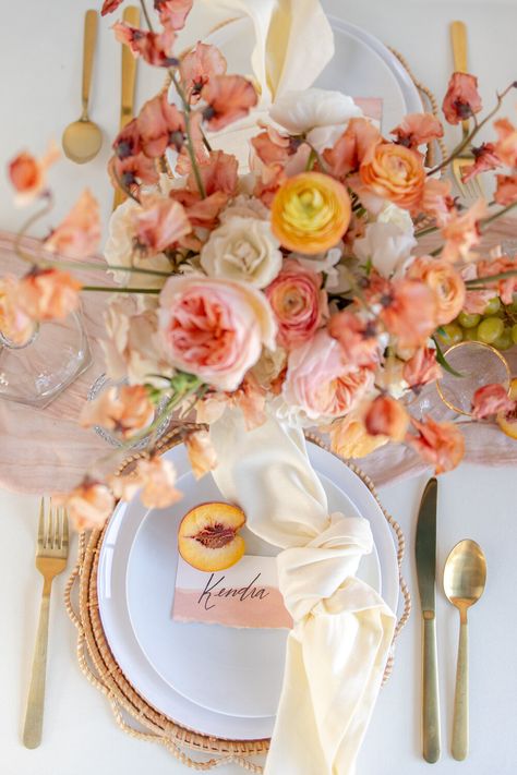 Peach Wedding Theme, Apricot Wedding, Pantone 2024, Orange And Pink Wedding, Color Durazno, Peach Wedding Flowers, Wedding Place Settings, Cream Wedding, Coral Wedding