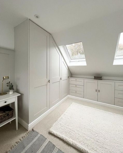 Attic Closet Ideas, Small Attic Spaces, Sloped Ceiling Bedroom, Attic Storage Space, Small Attic Bathroom, Attic Bedroom Storage, Attic Wardrobe, Attic Office, Bedroom Built In Wardrobe