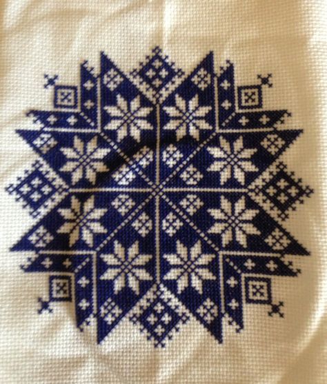 Quaker Snowflake - so fun to stitch If you want to stitch it yourself the free pattern is here: http://www.petitescroix.fr/grilles/etoile-monochrome/ Cross Stitch Cushion Pattern, Free Snowflake Cross Stitch Pattern, Small Snowflake Cross Stitch, Snow Cross Stitch Pattern, Snowflake Cross Stitch Pattern, Snowflake Cross Stitch, Cross Stitch Cushion, Blackwork Patterns, Just Cross Stitch